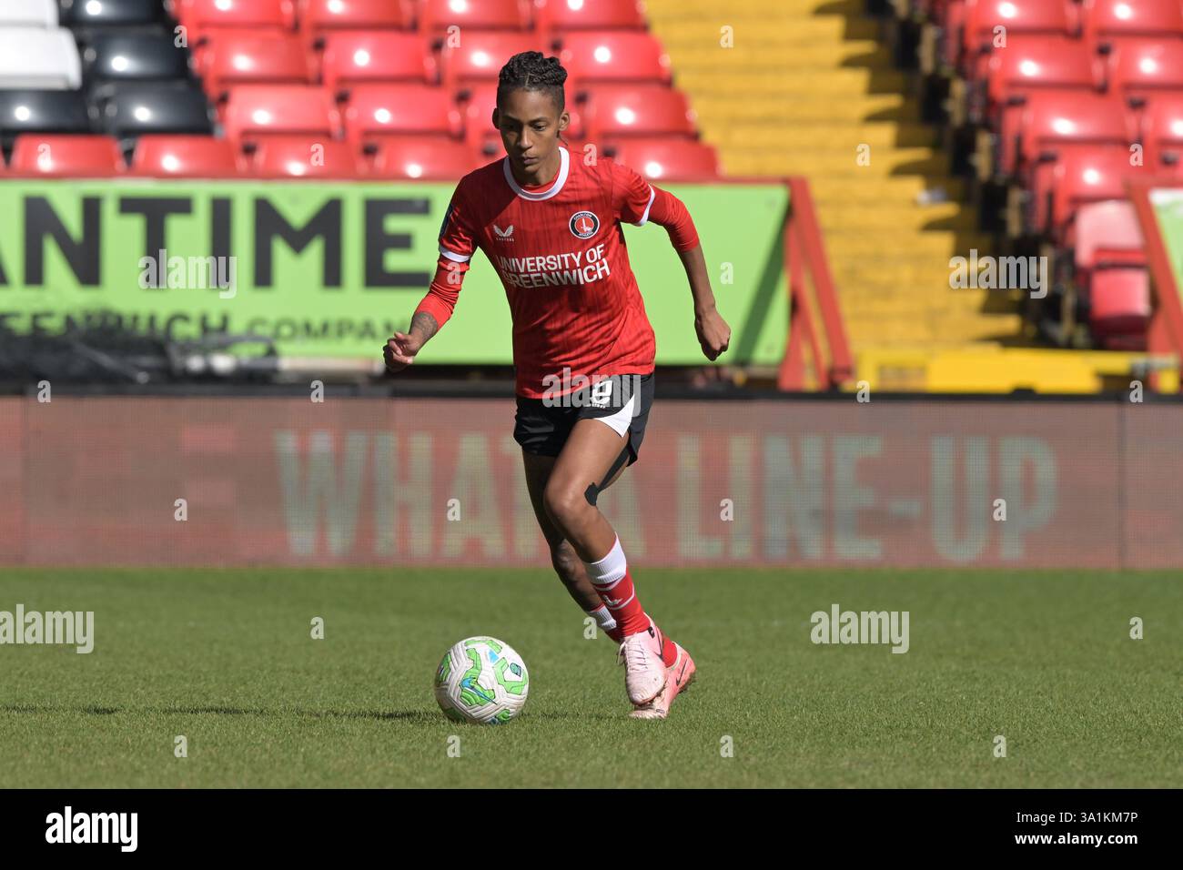 LONDRA Regno Unito - 9 marzo 2025: Elisha N'Dow di Charlton Athletic Women durante la partita del Barclays Women's Championship tra Charlton Athletic Women e Blackburn Rovers alla Valley di Londra. Accreditare Keith Gillard/Alamy Live News Foto Stock