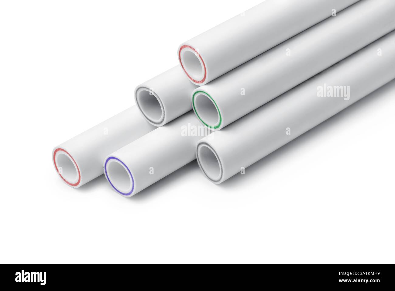 Gruppo di tubi in polipropilene rinforzato con fibra di vetro isolati su bianco Foto Stock
