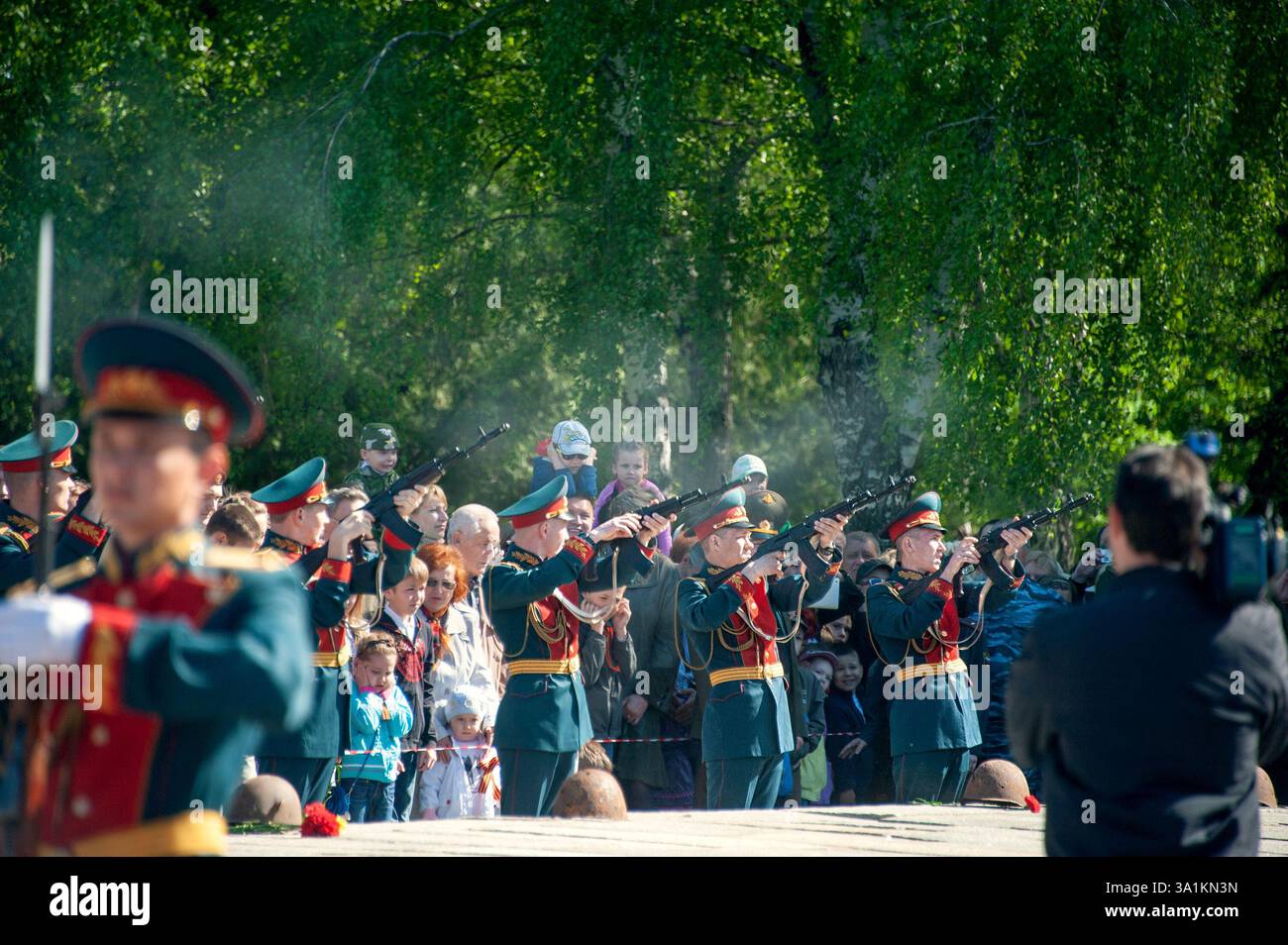 KOLOMNA, regione di Mosca, Russia 9 maggio 2014. Saluto alla fiamma eterna. Reggimento immortale, giorno della vittoria sulla Germania nazista. Foto Stock