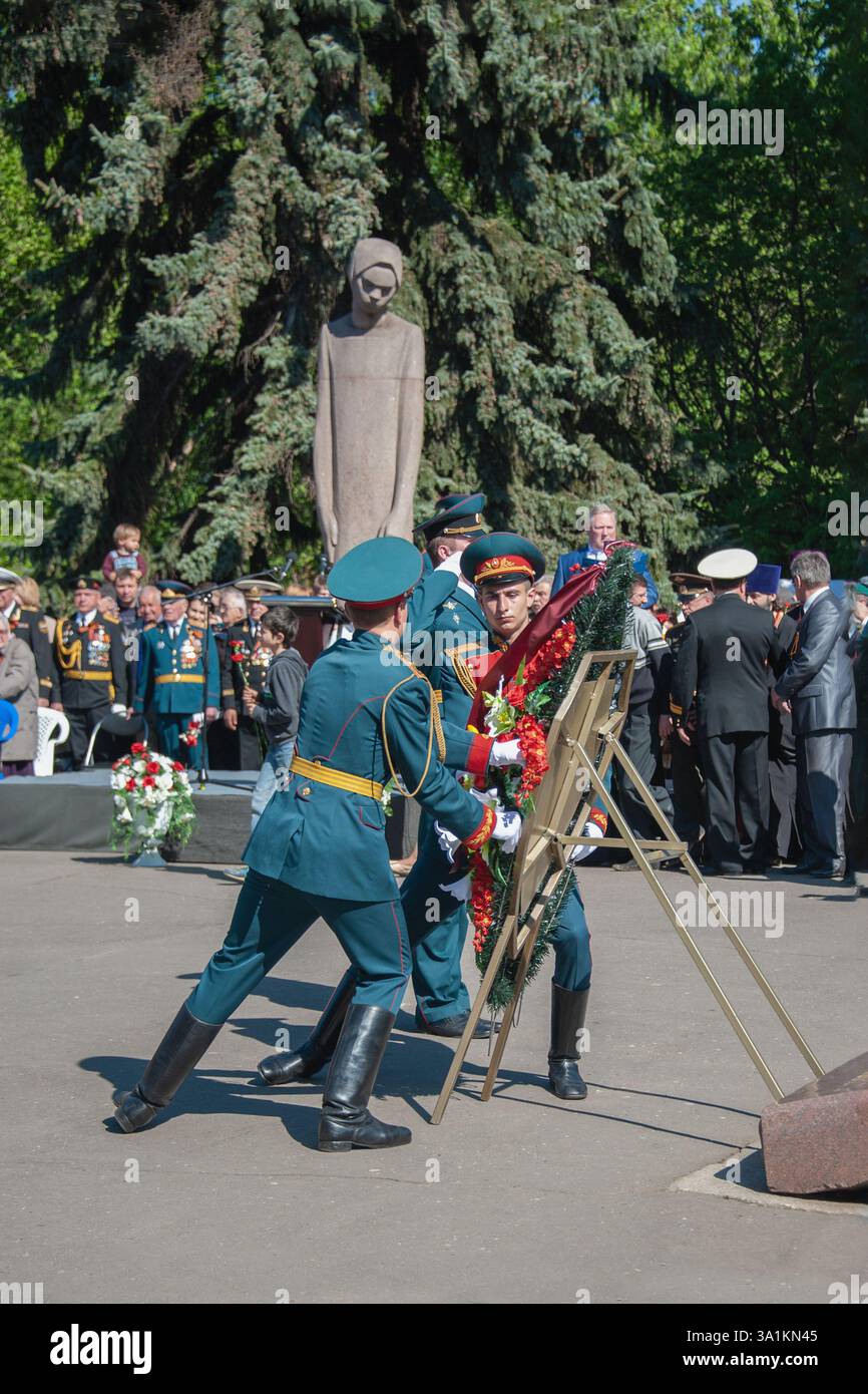 KOLOMNA, regione di Mosca, Russia 9 maggio 2014. Posa di corone e fiori alla fiamma Eterna. Reggimento immortale, giorno della vittoria sulla Germania nazista. Foto Stock