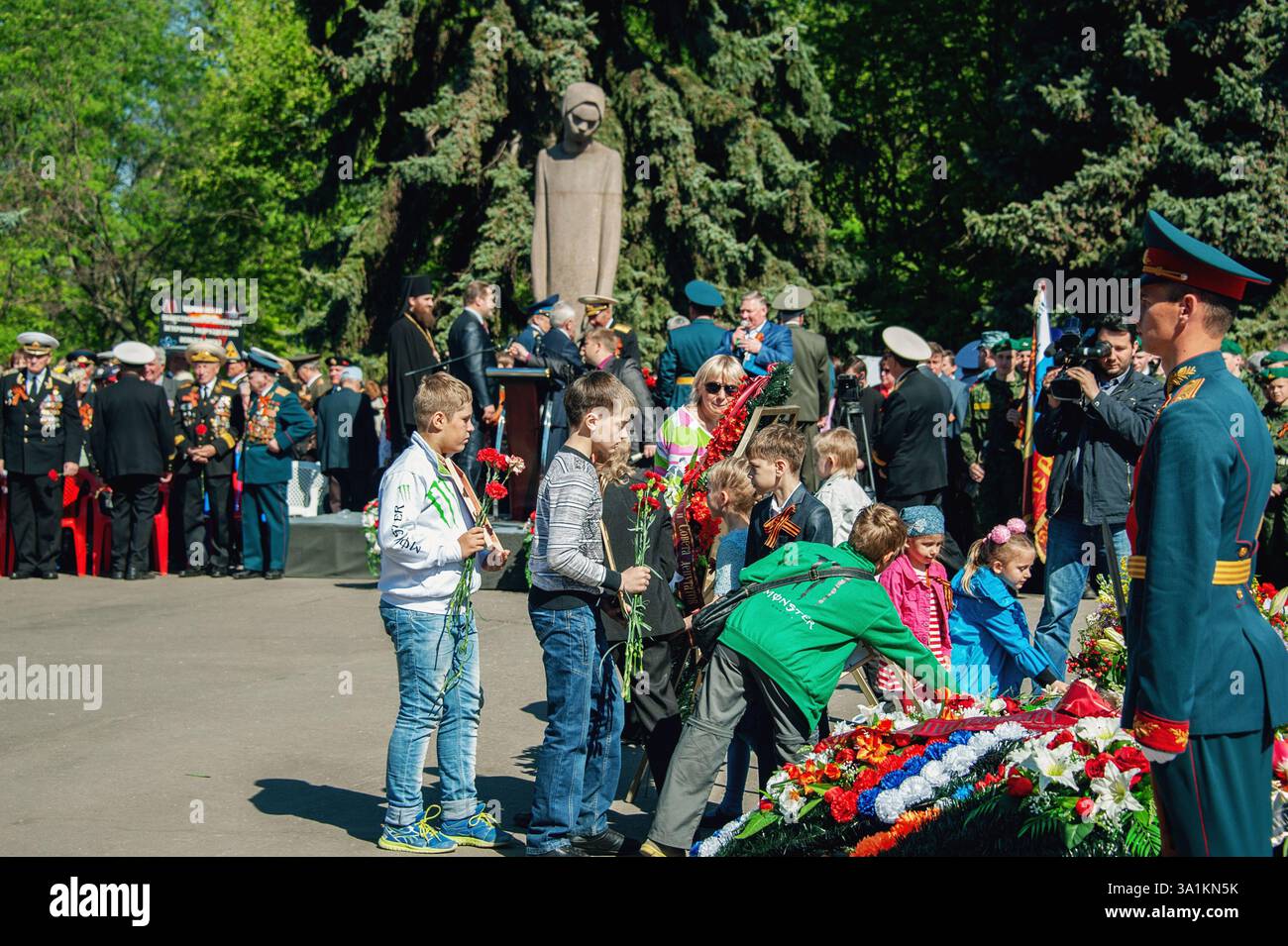 KOLOMNA, regione di Mosca, Russia 9 maggio 2014. Posa di corone e fiori alla fiamma Eterna. Reggimento immortale, giorno della vittoria sulla Germania nazista. Foto Stock
