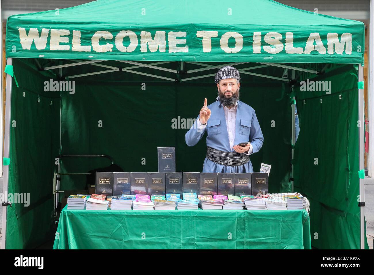 Islamist in una bancarella pop-up a Buchanan Street, Glasgow, Scozia, Regno Unito, che promuove l'Islam e distribuisce opuscoli del Corano e religiosi. Foto Stock