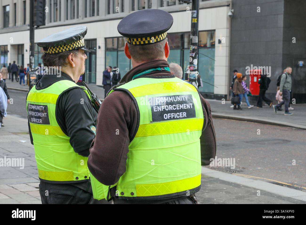 Funzionari di polizia comunitaria in servizio in Argyle Street, Glasgow, Scozia, Regno Unito Foto Stock