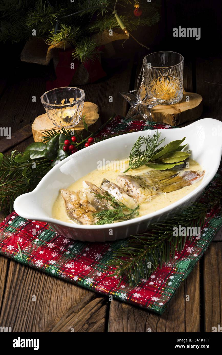 Gebratene weihnachtskarpfen in buttersosse mit dill und zitrone Foto Stock