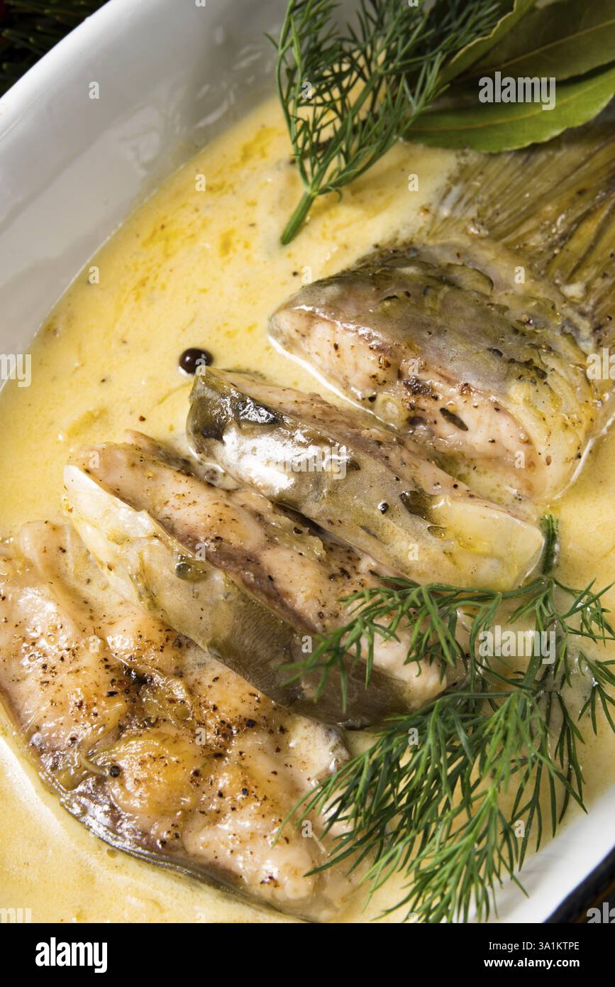 Gebratene weihnachtskarpfen in buttersosse mit dill und zitrone Foto Stock