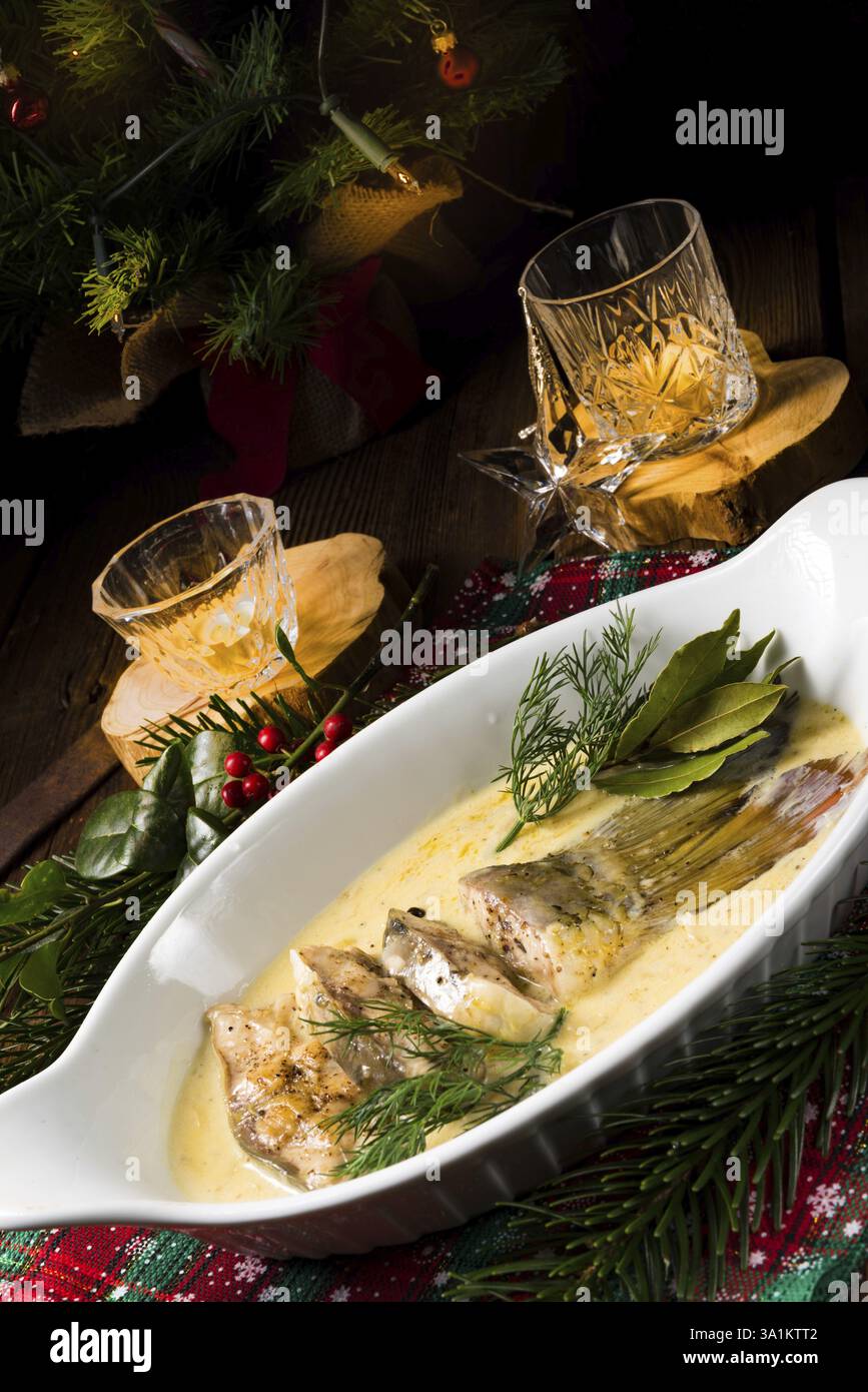 Gebratene weihnachtskarpfen in buttersosse mit dill und zitrone Foto Stock