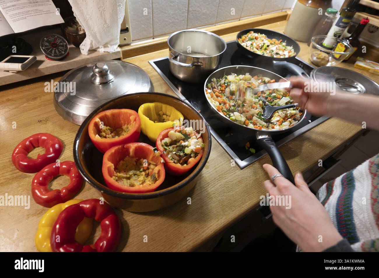 Peperoni ripieni con verdure vengono preparati in cucina, Baviera, Germania, Europa Foto Stock