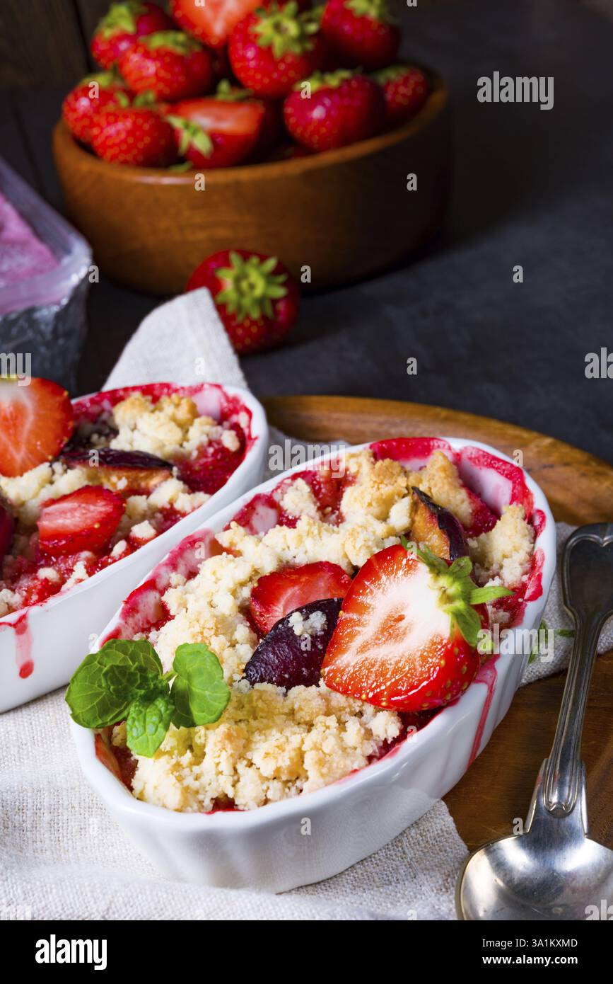 Crostata di fragole con budino alla vaniglia e gelato Foto Stock