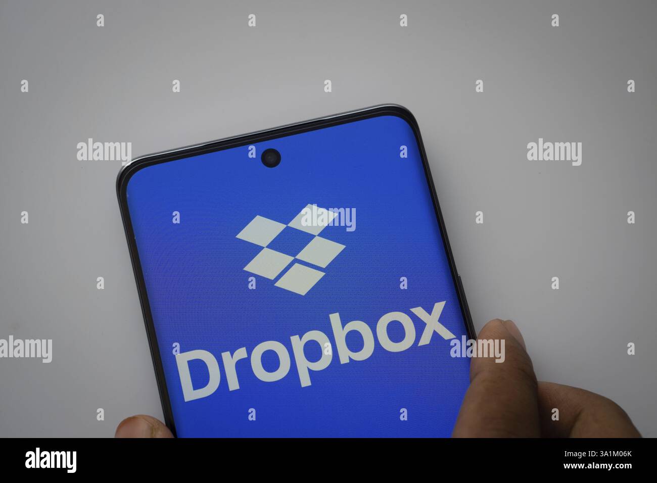 Il logo Dropbox è visibile su uno smartphone Foto Stock