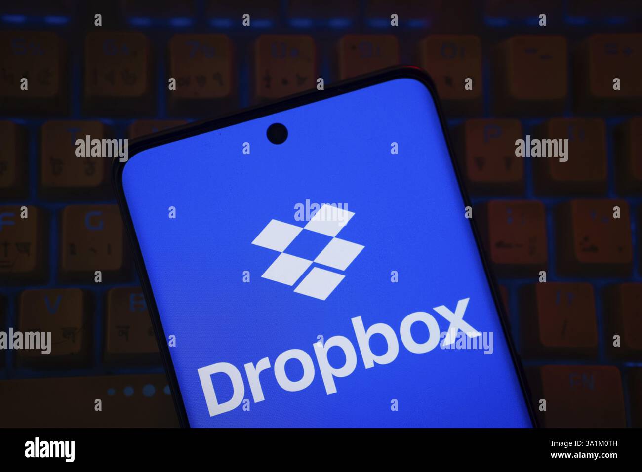 Il logo Dropbox è visibile su uno smartphone Foto Stock