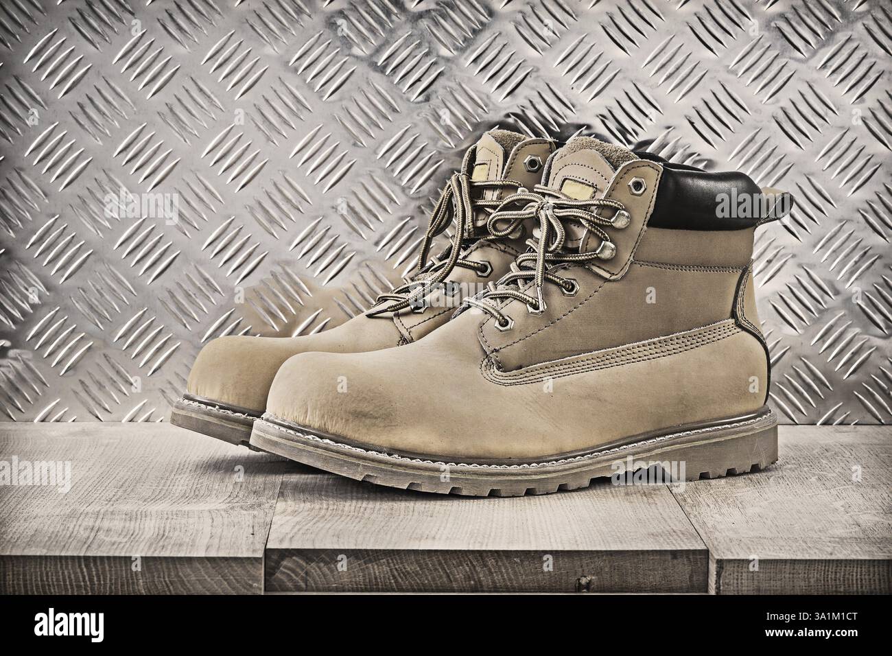 Coppia di stivali di sicurezza con struttura in lamiera incanalata in pannelli di legno Foto Stock