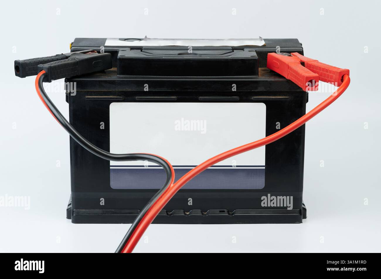 Cavo di avviamento automatico per auto collegato, vista frontale isolata sullo sfondo dello studio Foto Stock