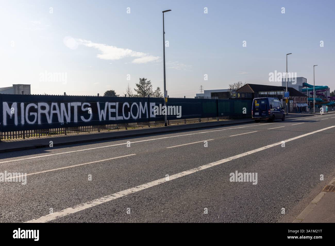 Belfast, Regno Unito. 9 marzo 2025. 09/03/2025 Belfast politica: Migranti benvenuto dipinto su accumulazione a West Belfast credito: Bonzo/Alamy Live News Foto Stock