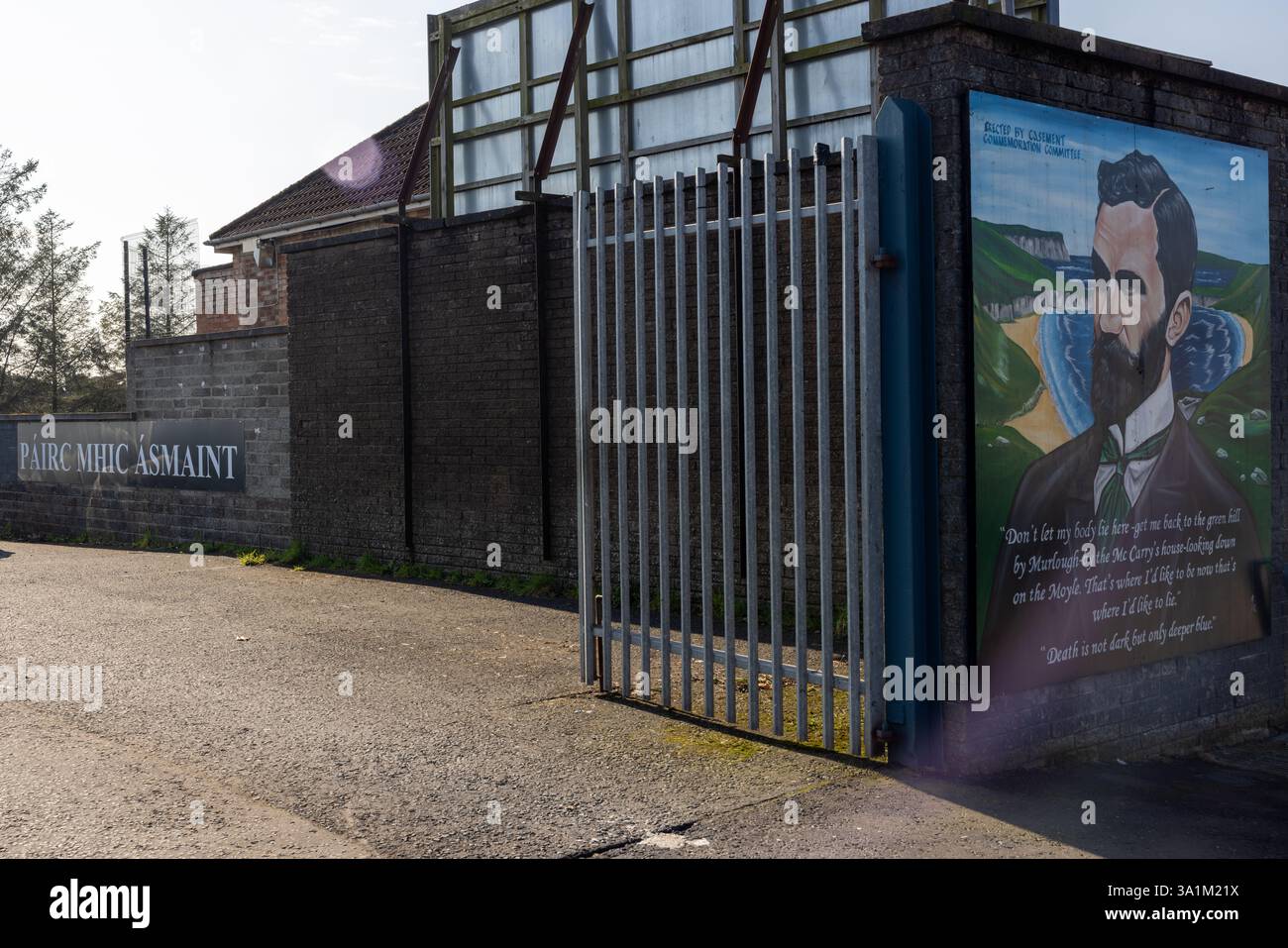 Belfast, Regno Unito. 9 marzo 2025. 09/03/2025 Belfast politica: Migranti benvenuto dipinto su accumulazione a West Belfast credito: Bonzo/Alamy Live News Foto Stock