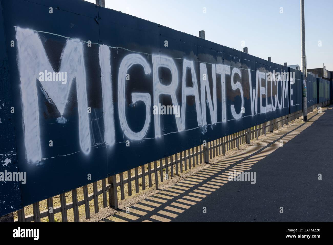 Belfast, Regno Unito. 9 marzo 2025. 09/03/2025 Belfast politica: Migranti benvenuto dipinto su accumulazione a West Belfast credito: Bonzo/Alamy Live News Foto Stock