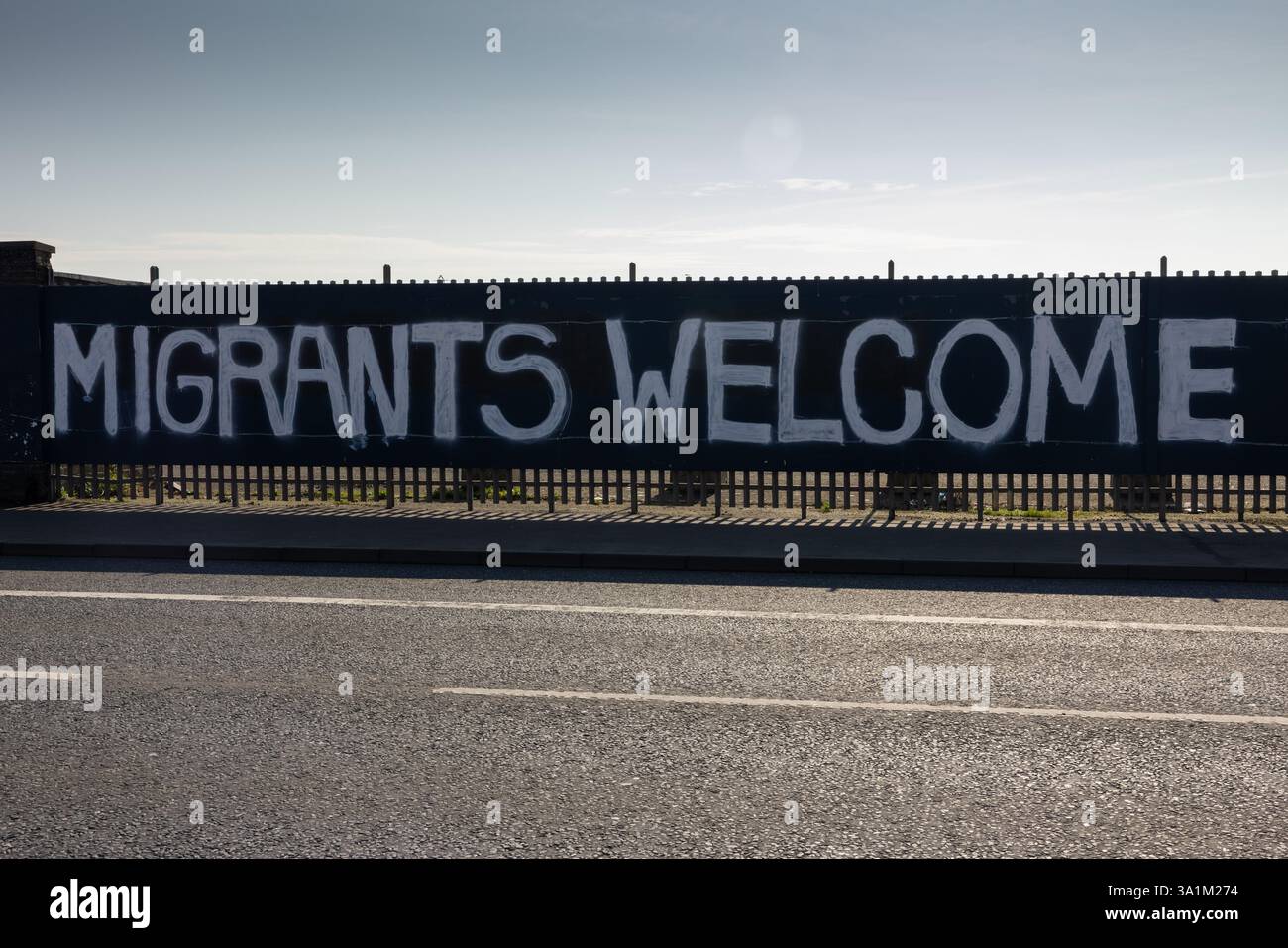 Belfast, Regno Unito. 9 marzo 2025. 09/03/2025 Belfast politica: Migranti benvenuto dipinto su accumulazione a West Belfast credito: Bonzo/Alamy Live News Foto Stock