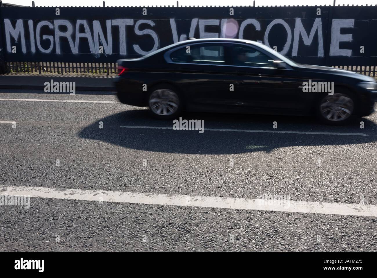 Belfast, Regno Unito. 9 marzo 2025. 09/03/2025 Belfast politica: Migranti benvenuto dipinto su accumulazione a West Belfast credito: Bonzo/Alamy Live News Foto Stock