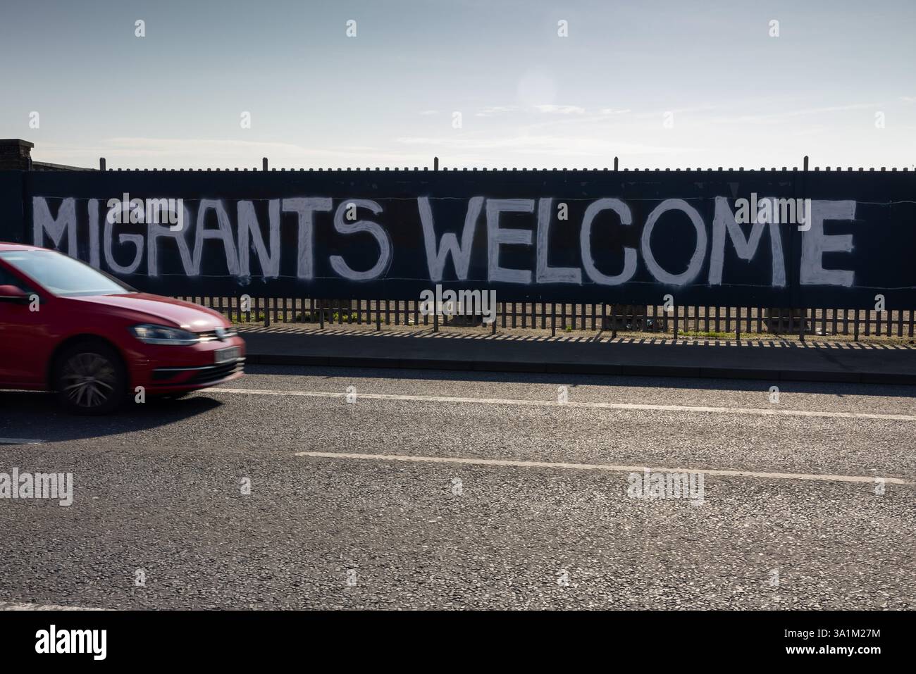 Belfast, Regno Unito. 9 marzo 2025. 09/03/2025 Belfast politica: Migranti benvenuto dipinto su accumulazione a West Belfast credito: Bonzo/Alamy Live News Foto Stock