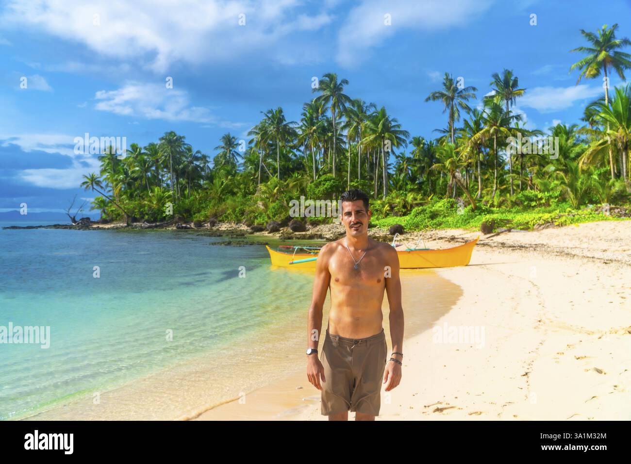Passeggiata turistica sulla spiaggia dell'isola di guyam vicino a siargao, filippine, godendo delle vacanze estive nel sud-est asiatico Foto Stock