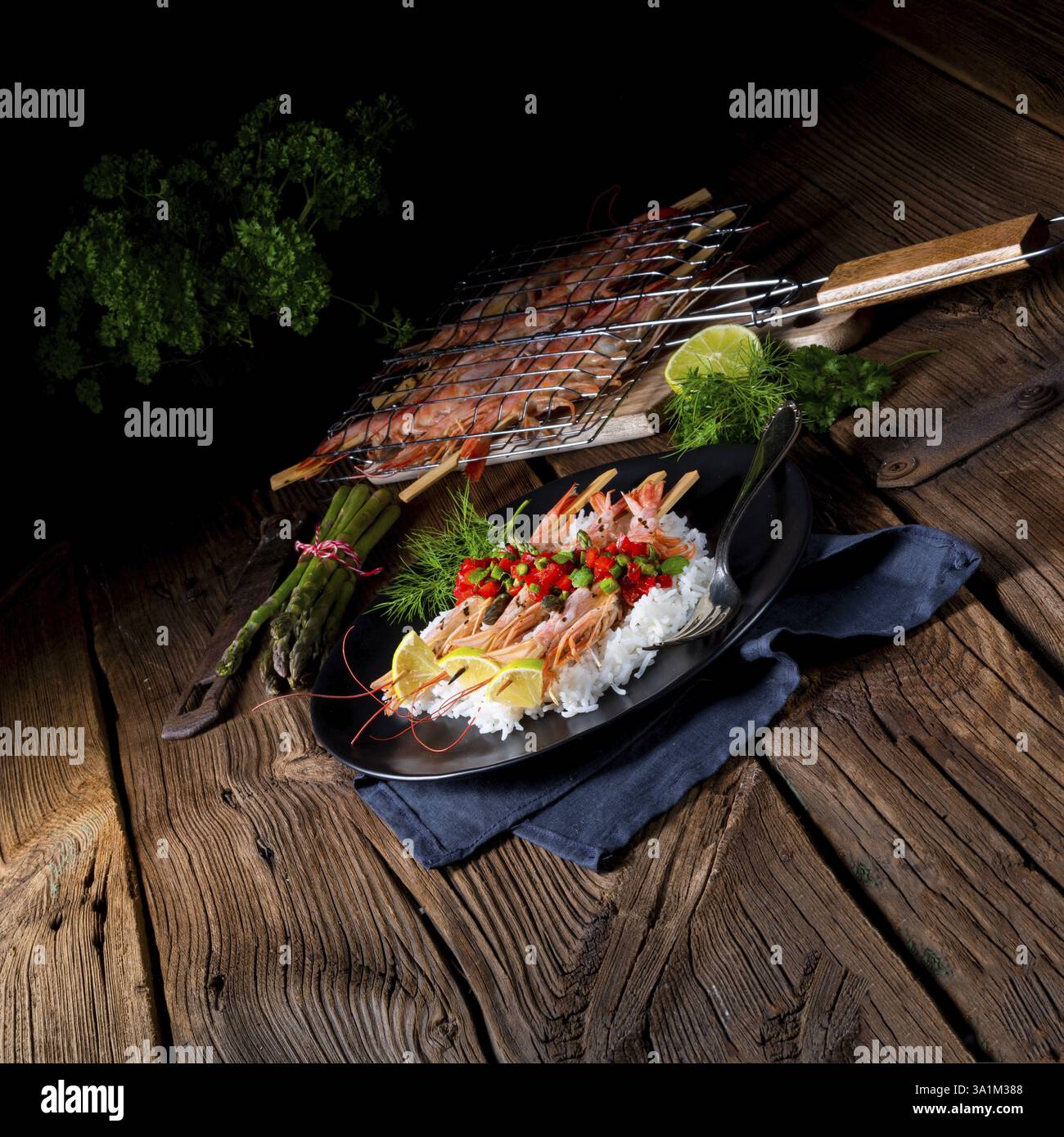 Gamberi argentini rossi grigliati con salsa rossa e asparagi verdi Foto Stock