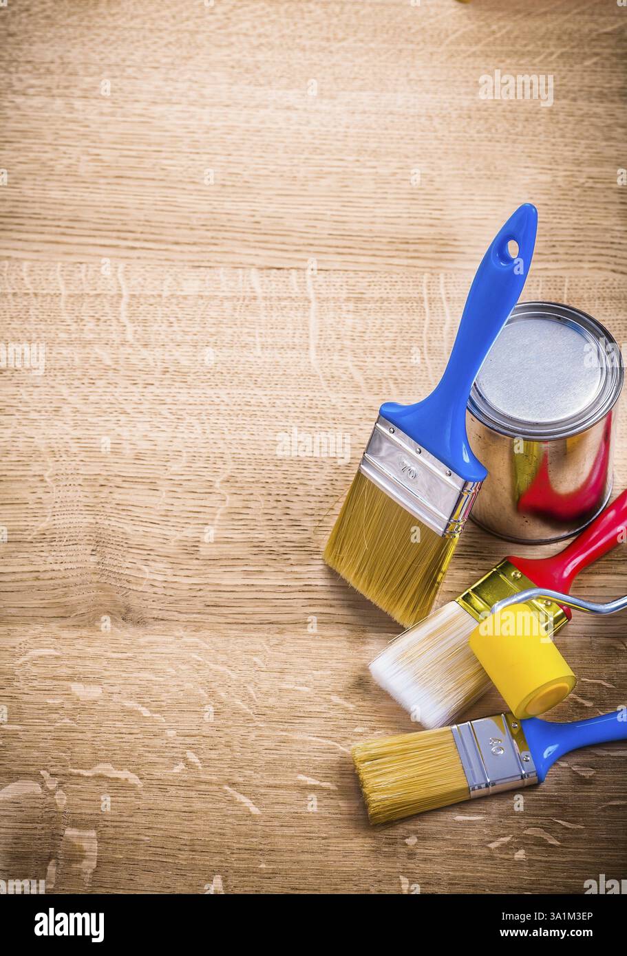 Copyspace organizzato tre pennelli a rullo con struttura in pannelli di legno Foto Stock