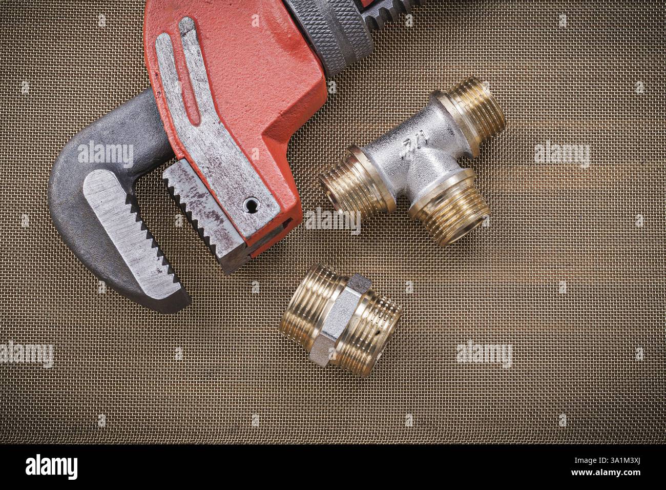 Chiave per idraulici impianti idraulici in ottone su griglia filtrante a rete di pulizia Foto Stock