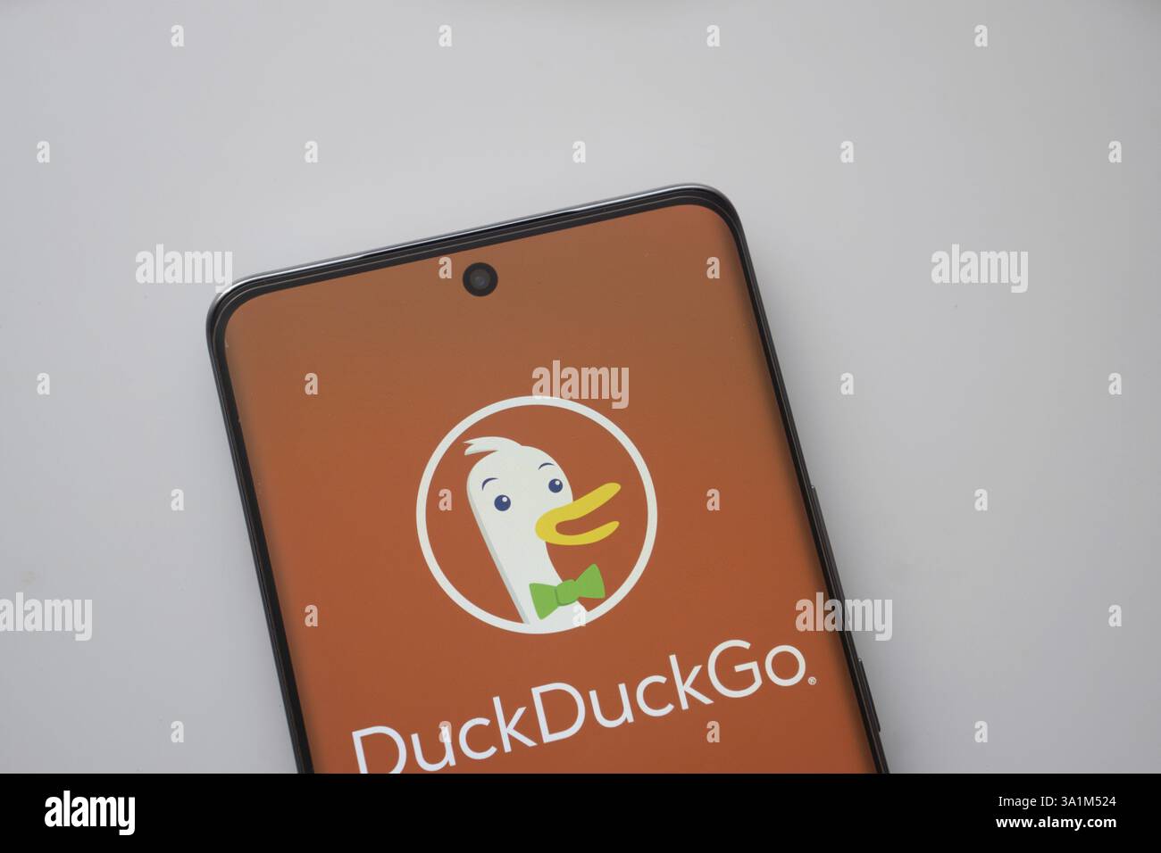 Dhaka, Bangladesh - 8 marzo 2025: Il logo DuckDuckGo viene visualizzato sullo schermo di uno smartphone Foto Stock