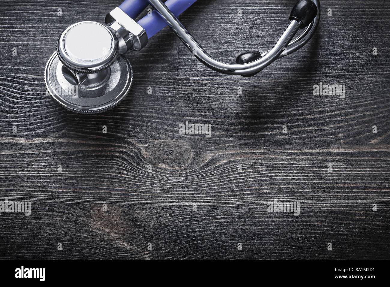 Nuovo stetoscopio medico su tavola di legno concetto orizzontale di medicina dell'immagine Foto Stock