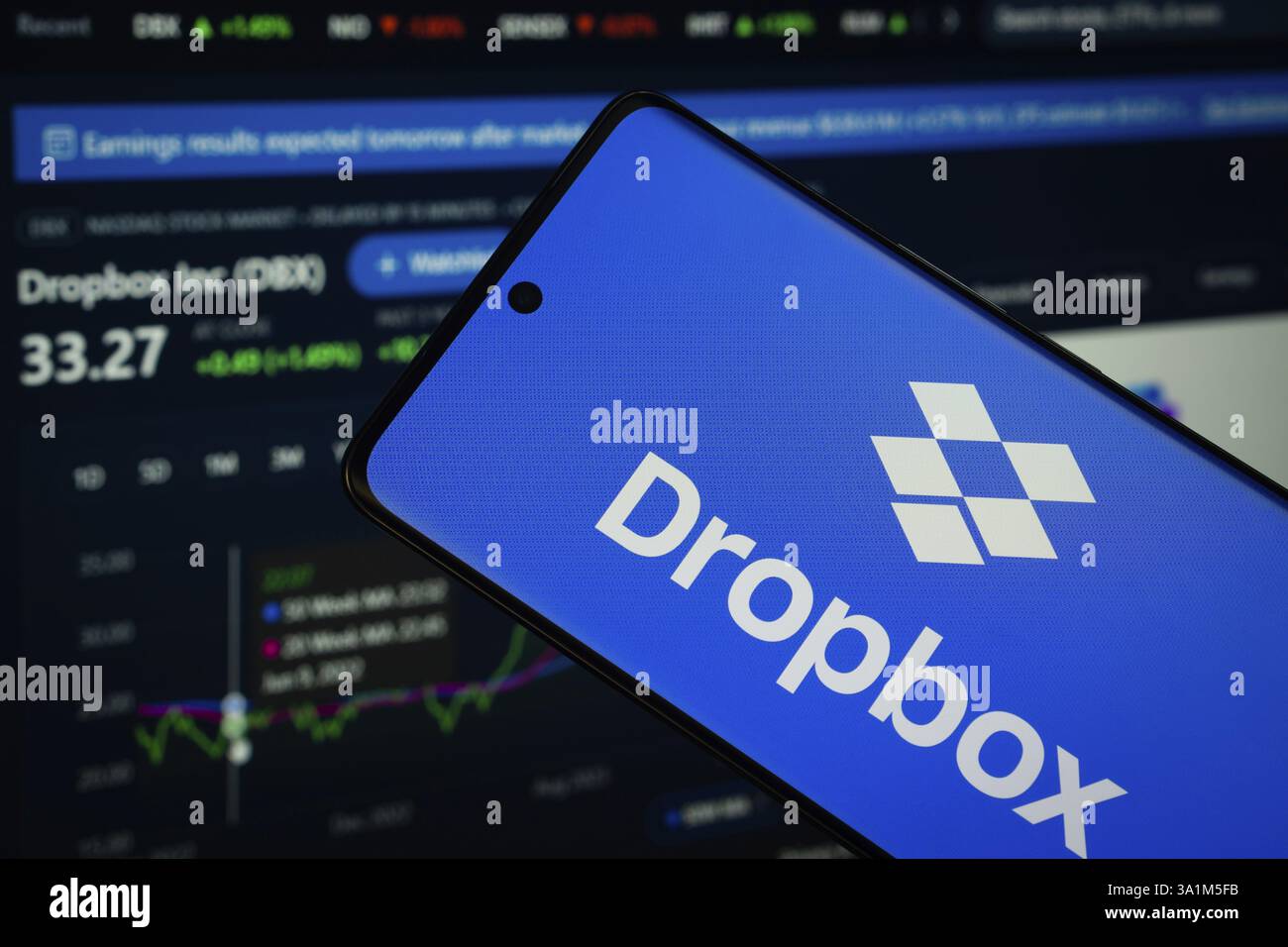 Il logo Dropbox è visibile su uno smartphone Foto Stock
