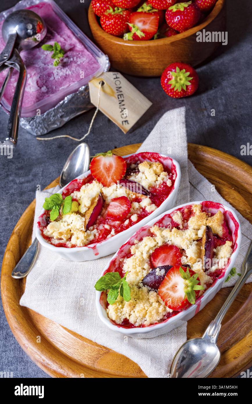 Crostata di fragole con budino alla vaniglia e gelato Foto Stock