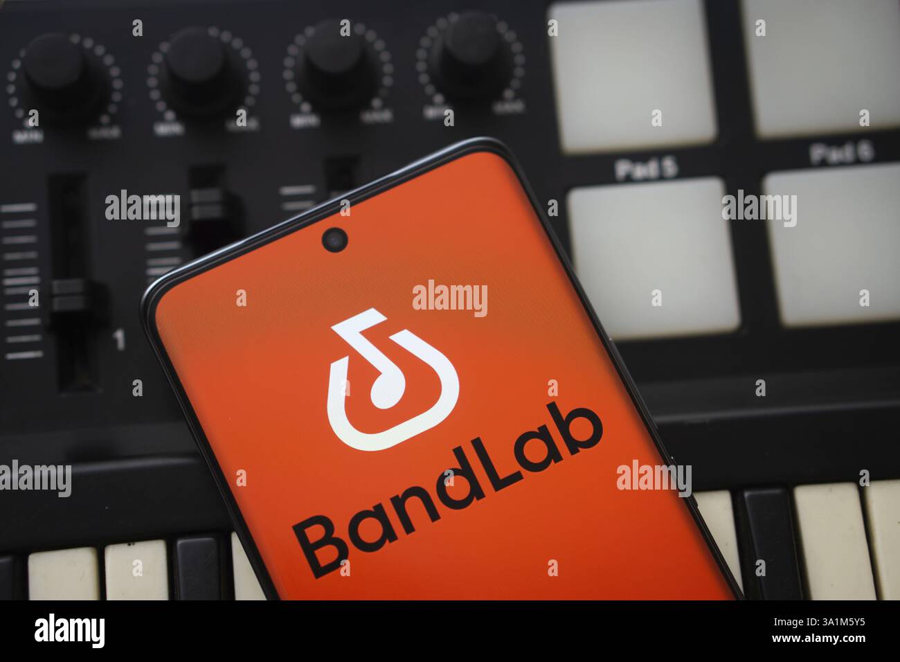 Il logo BandLab viene visualizzato sullo schermo di uno smartphone Foto Stock
