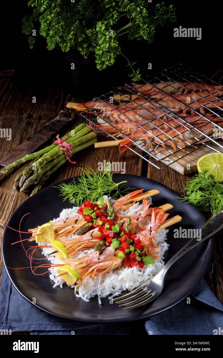 Gamberi argentini rossi grigliati con salsa rossa e asparagi verdi Foto Stock