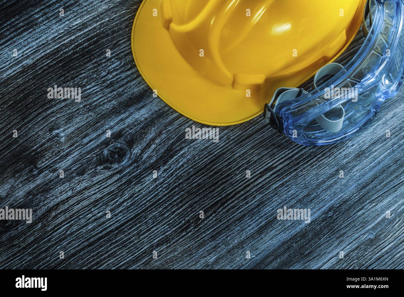 Occhiali protettivi cappuccio di sicurezza su tavola di legno Foto Stock