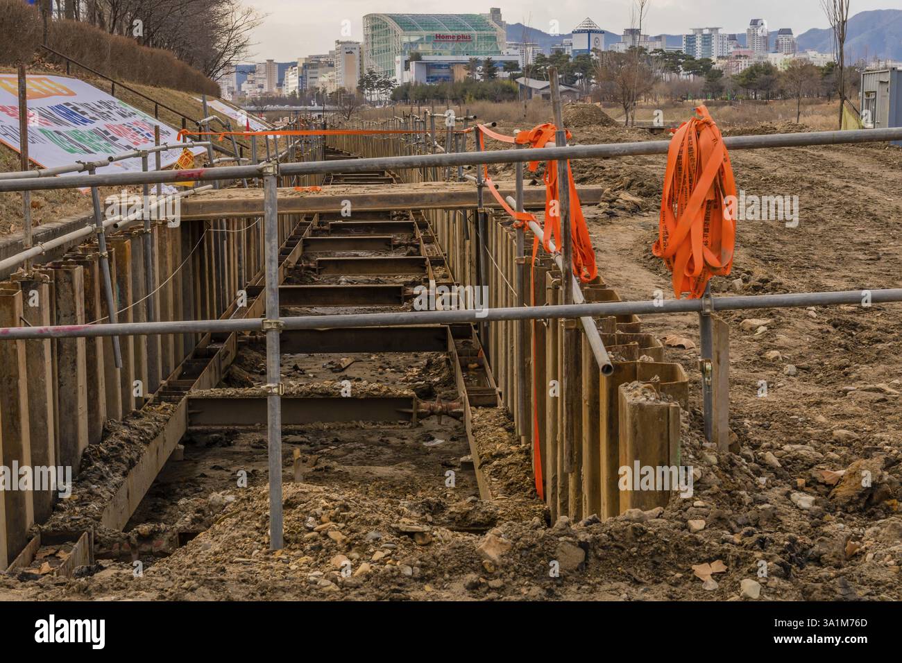 Daejeon, Corea del Sud, 30 gennaio 2020: Lavori della Fondazione per la nuova struttura nel cantiere del parco pubblico di Yuseong-GU, Asia Foto Stock
