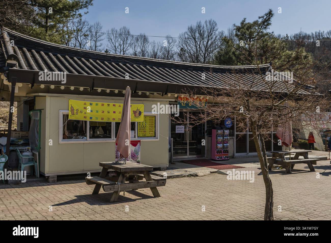 Chungju, Corea del Sud, 22 marzo 2020: Solo per uso editoriale. Snack bar presso il Parco Nazionale della Fortezza di Sangdang chiuso a causa dell'epidemia di COVID-19 in Asia Foto Stock