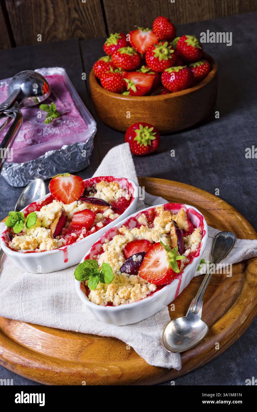 Crostata di fragole con budino alla vaniglia e gelato Foto Stock