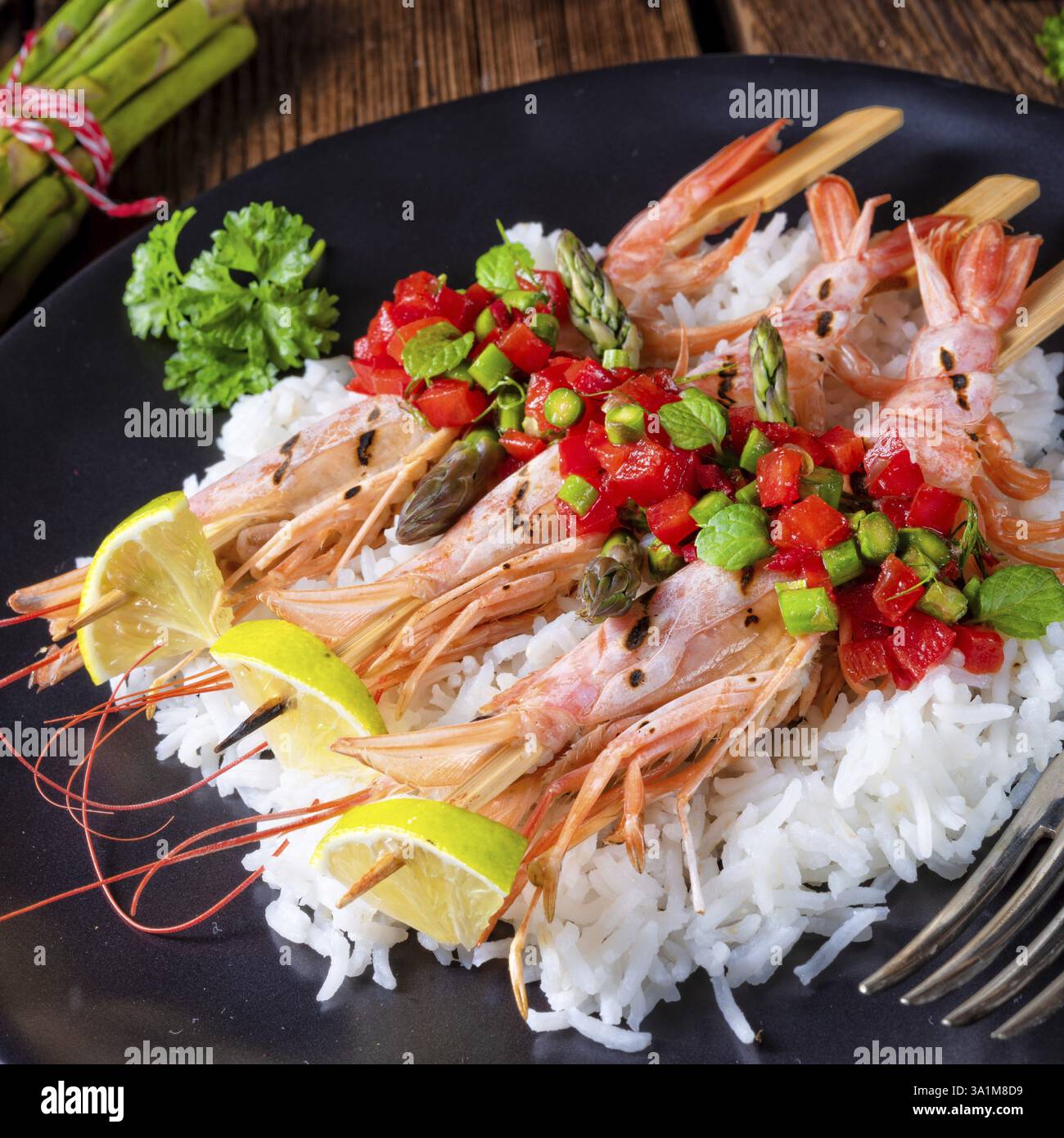 Gamberi argentini rossi grigliati con salsa rossa e asparagi verdi Foto Stock