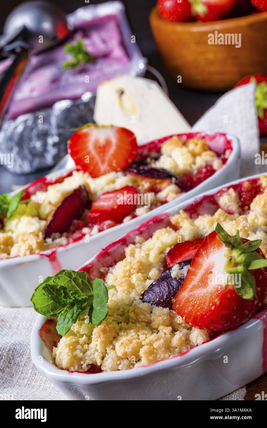 Crostata di fragole con budino alla vaniglia e gelato Foto Stock