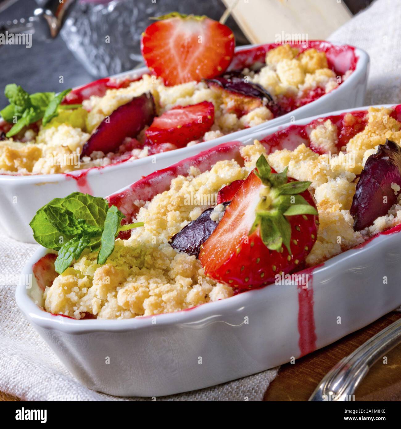 Crostata di fragole con budino alla vaniglia e gelato Foto Stock