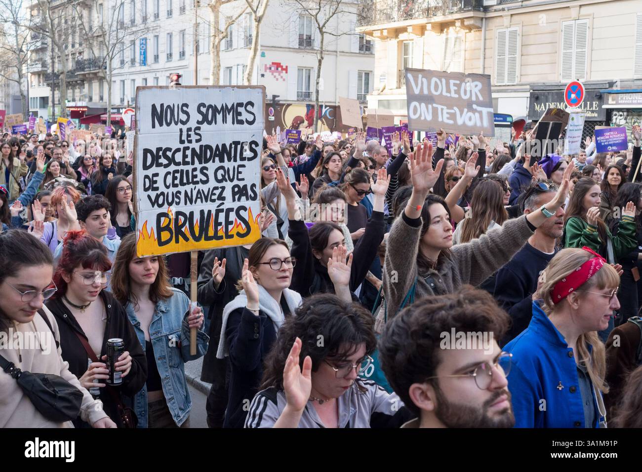 Parigi, Francia, 8 marzo 2025. I manifestanti si radunano per i diritti delle donne, portando segni durante la giornata internazionale della donna - Jacques Julien/Alamy Live News Foto Stock