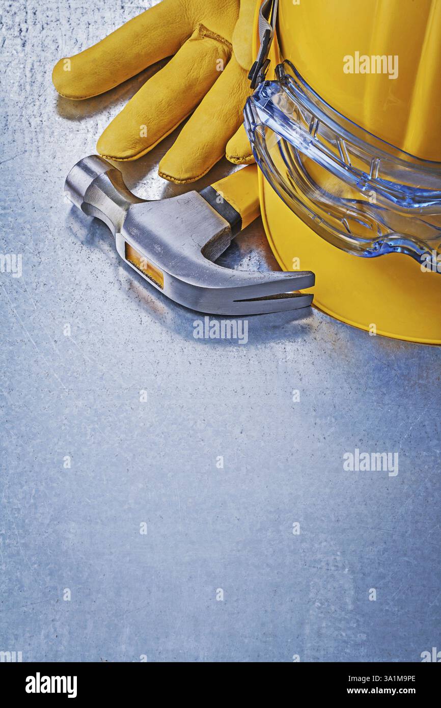 Occhiali protettivi per casco da costruzione guanti in pelle a baionetta concetto di costruzione del martello a baionetta Foto Stock