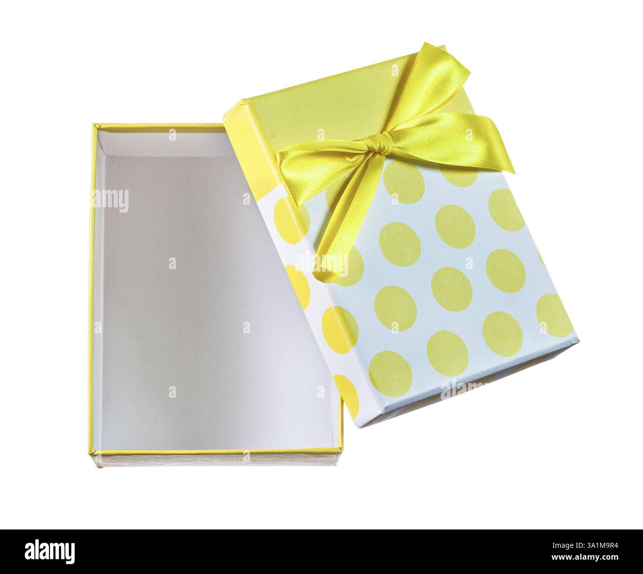 Confezione regalo gialla aperta con nastro isolato su bianco Foto Stock