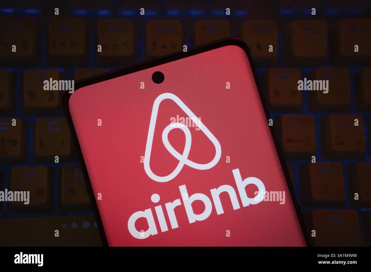 Il logo Airbnb è visibile su uno smartphone Foto Stock