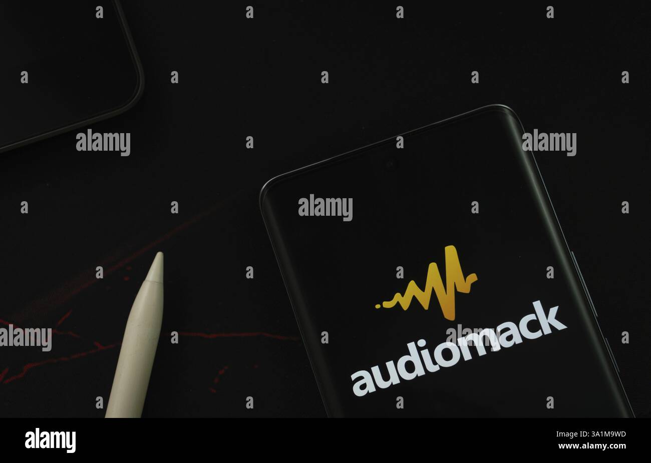 Il logo Audiomack è visibile su uno smartphone Foto Stock