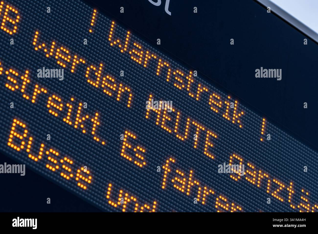 Avviso di sciopero su un display a LED nei trasporti pubblici tedeschi Foto Stock