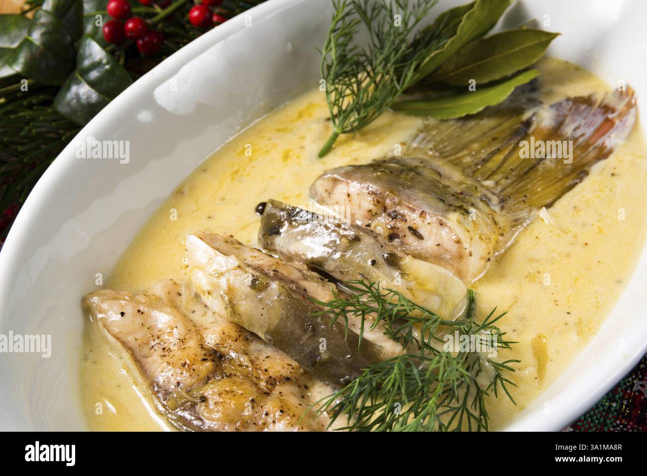 Gebratene weihnachtskarpfen in buttersosse mit dill und zitrone Foto Stock