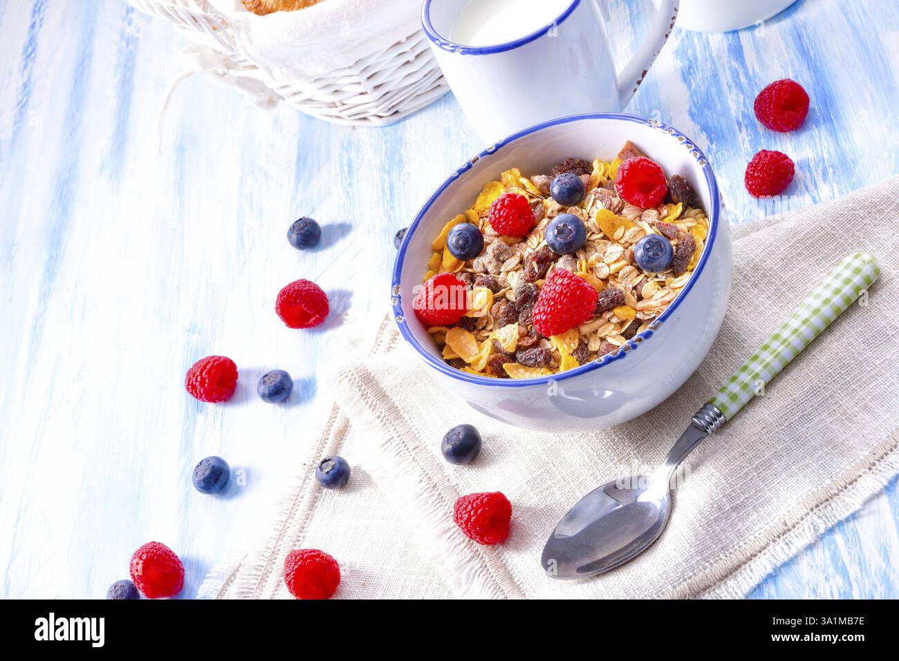 Menu colazione muesli con frutta di bosco Foto Stock