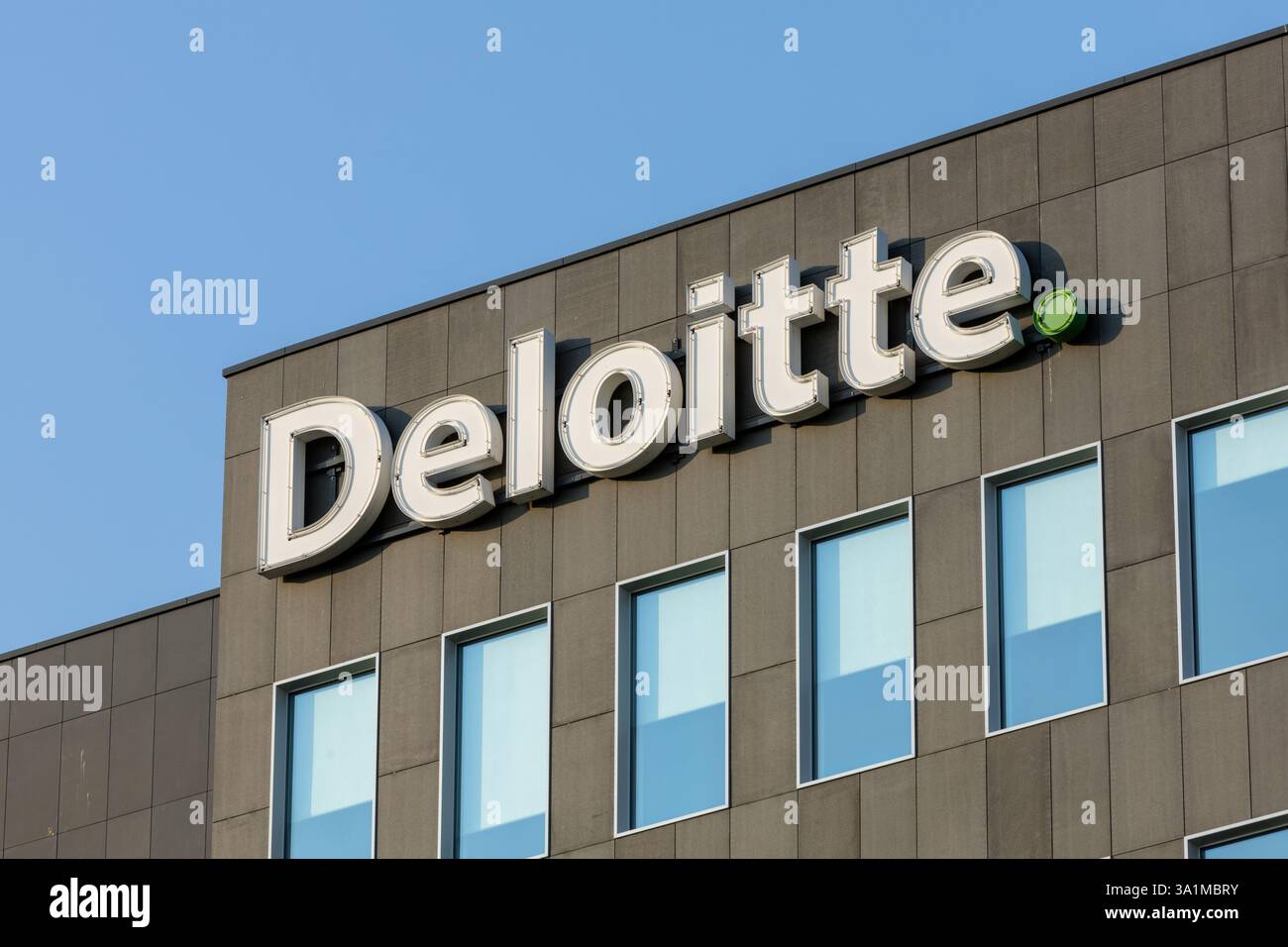 Logo Deloitte con neon. Deloitte è un fornitore di servizi di audit e assicurazione, consulenza finanziaria, consulenza in materia di rischi, fiscalità, e servizi correlati. Foto Stock