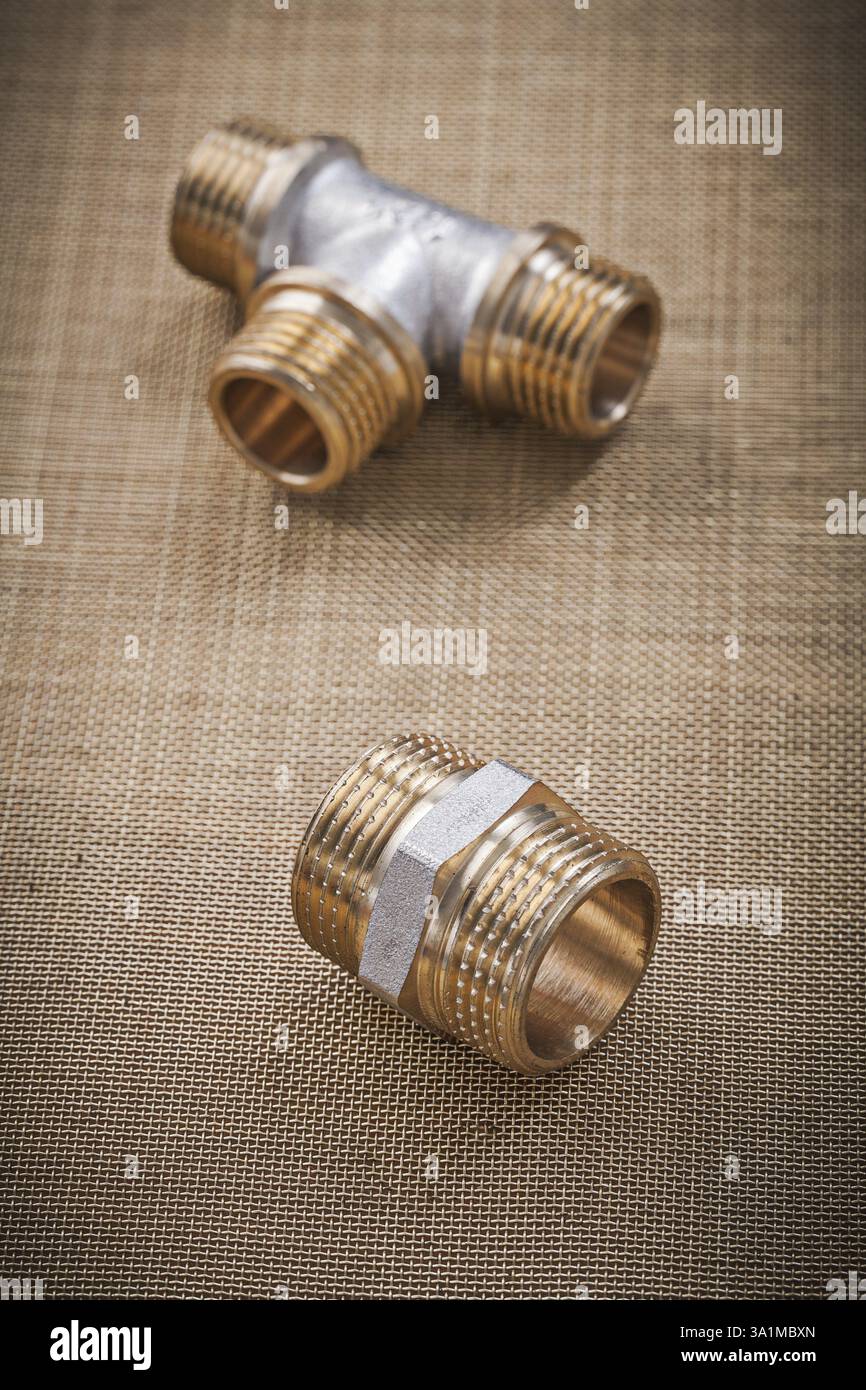 Impianti idraulici raccordi per tubi sul filtro a rete dell'acqua Foto Stock
