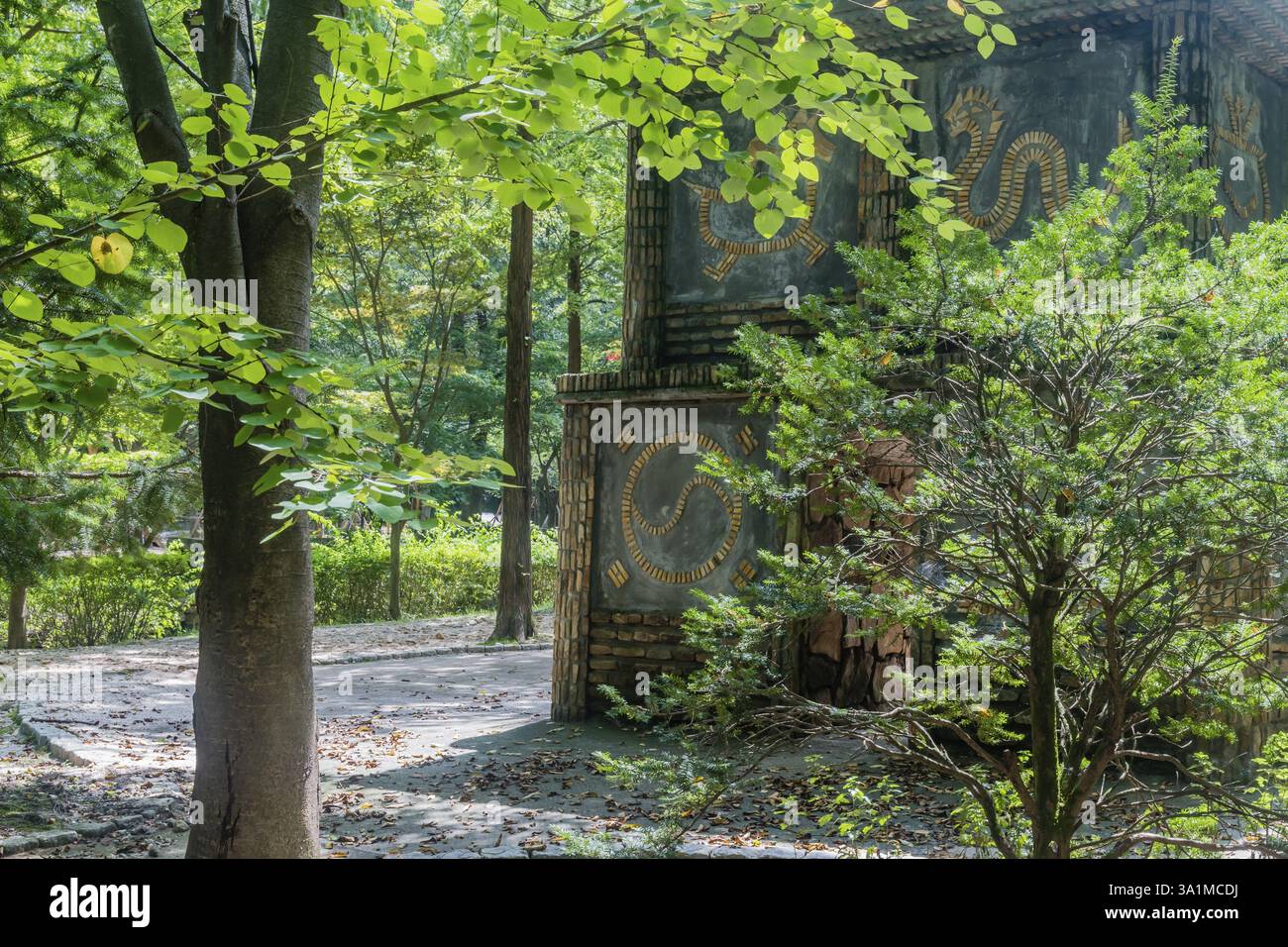 Daejeon, Corea del Sud, 16 agosto 2020: Grande struttura in mattoni progettata in modo complesso dietro gli alberi nel parco forestale ricreativo di Sangso Dong, Asia Foto Stock